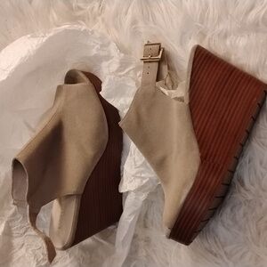 Kenneth Cole Suede Leather Octavia Peep Toe Wedges. Size 9 1/2